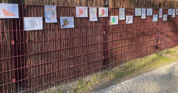 Zeichnungen am Zaun einer Kindertagesstätte