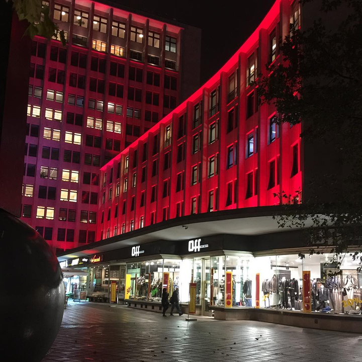 beleuchtetes Geschäftsgebäude