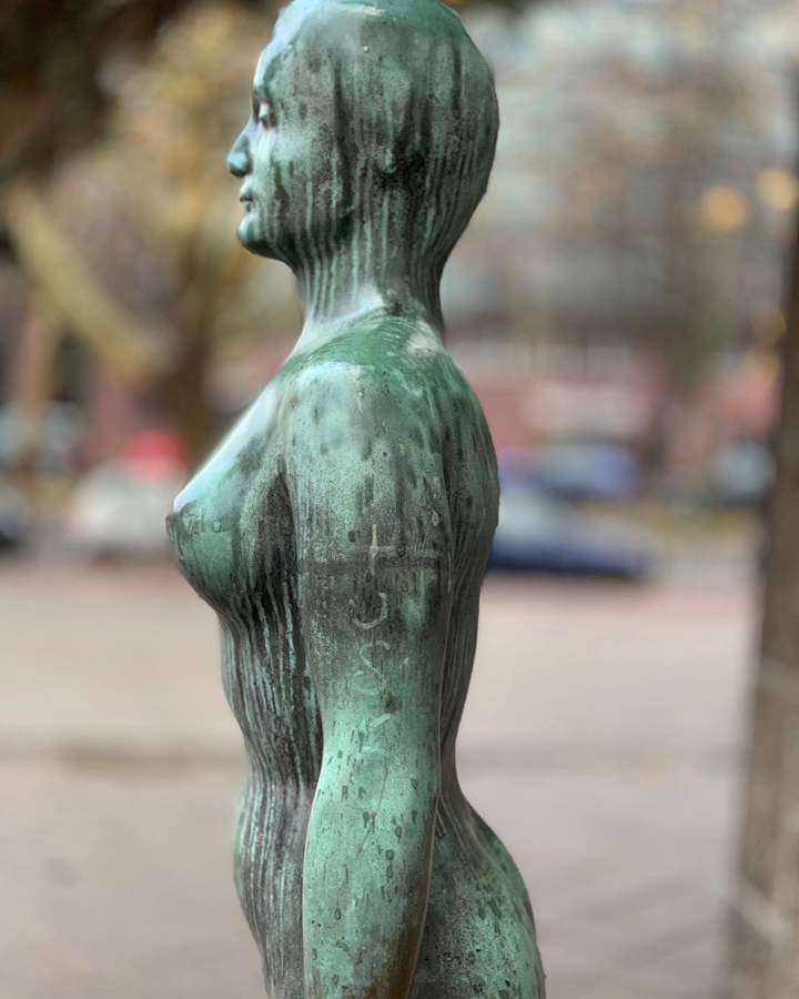 nackte Frauenstatue