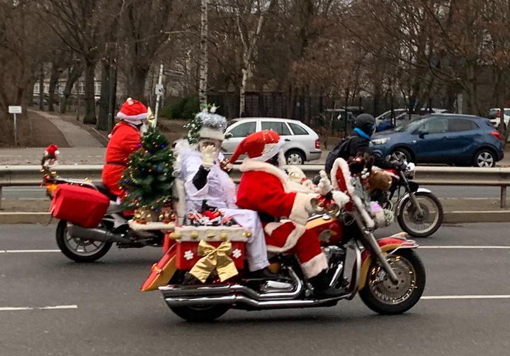Motorrad mit Weihnachtsmännern