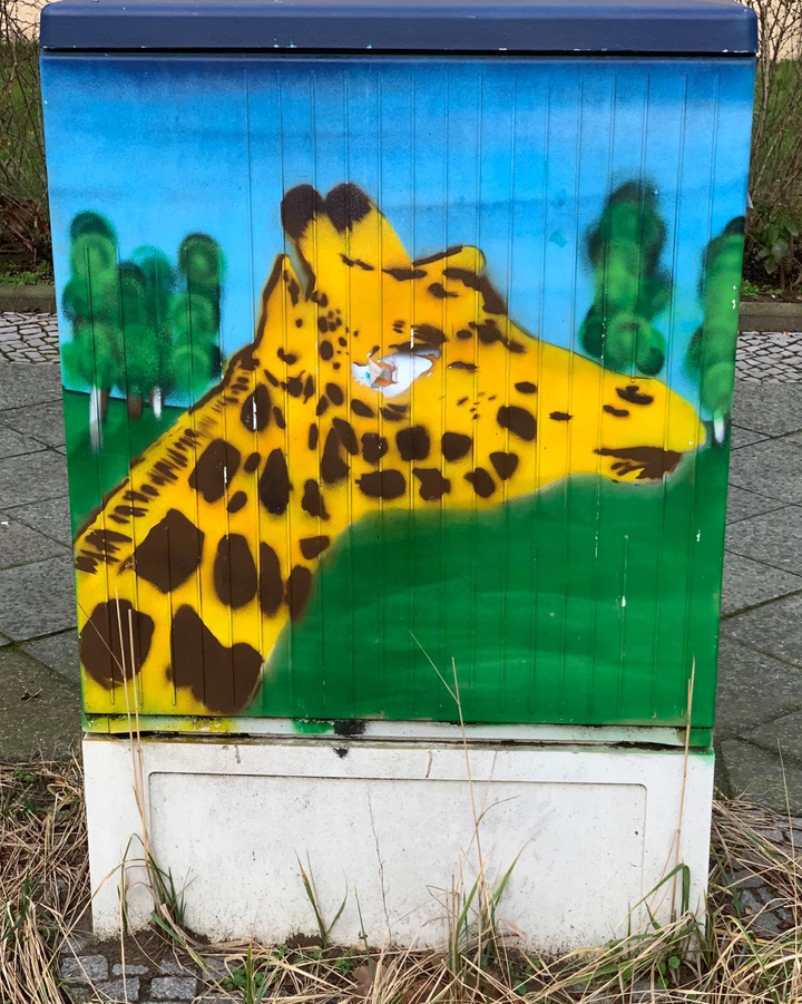 Giraffe auf Stromkasten gemalt